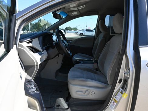 Used 2015 Toyota Sienna LE image 17