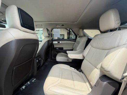 Used 2020 Ford Explorer Platinum w/ Premium Technology Package AWD/4WD image 22