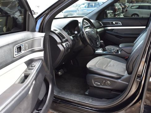 Used 2017 Ford Explorer XLT w/ Equipment Group 202A AWD/4WD image 16