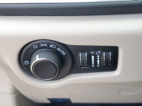 Used 2024 Chrysler Voyager LX image 19