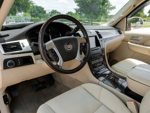Used 2007 Cadillac Escalade EXT w/ Information Package AWD/4WD image 3