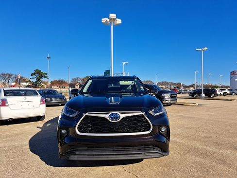 Used 2021 Toyota Highlander XLE image 2