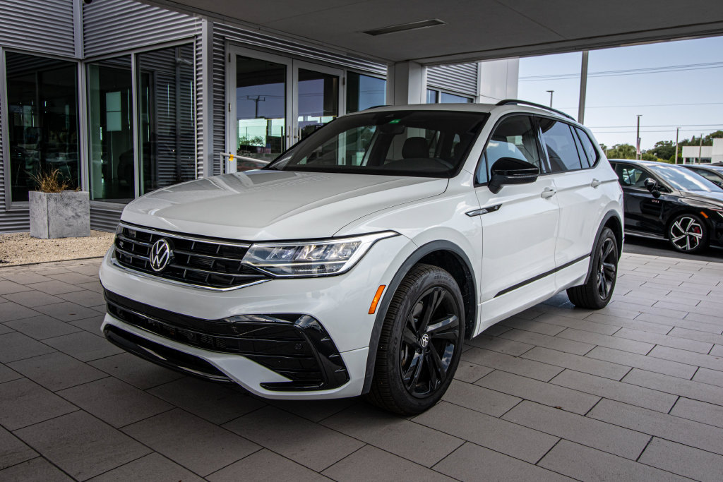 Certified 2023 Volkswagen Tiguan SE R-Line FWD image 10