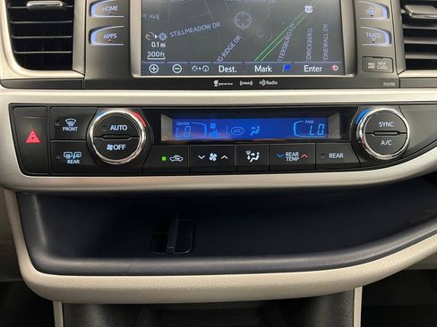 Used 2019 Toyota Highlander XLE image 22