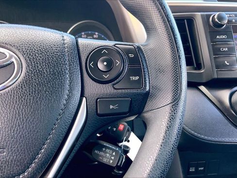 Used 2018 Toyota RAV4 LE FWD image 24