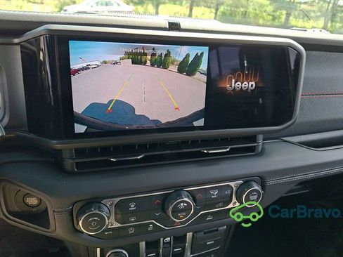 Used 2025 Jeep Wrangler Unlimited Rubicon AWD/4WD image 18