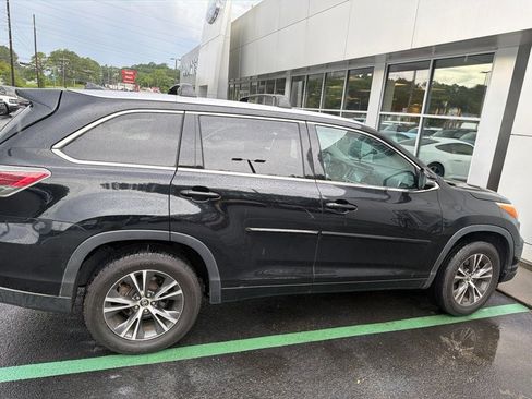 Used 2016 Toyota Highlander XLE FWD image 3