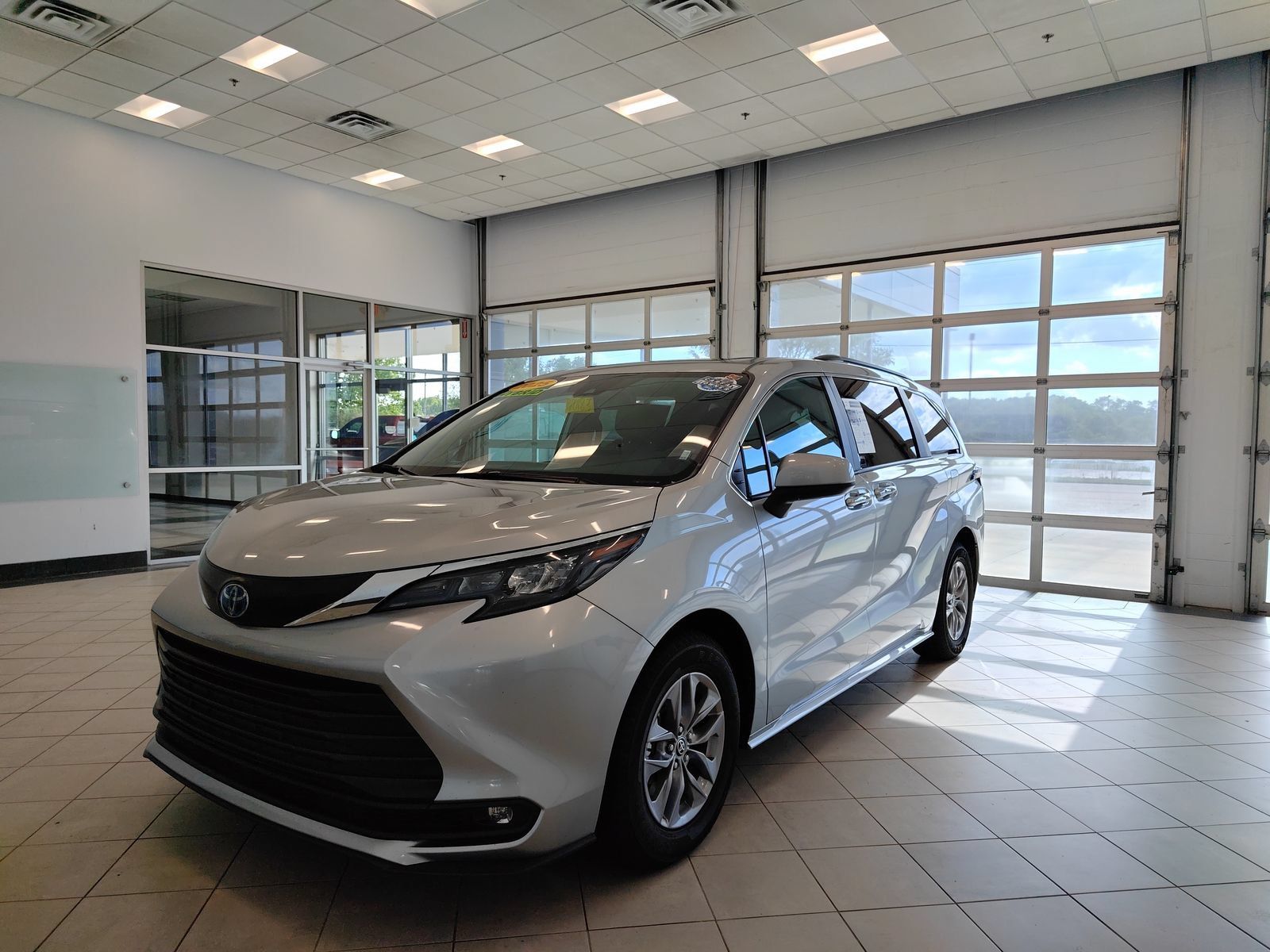 Used 2025 Toyota Sienna XLE FWD image 7