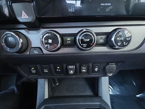 Used 2018 Toyota Tacoma TRD Sport w/ Technology Package AWD/4WD image 31