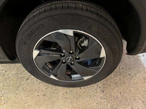 Used 2025 Nissan Rogue SV image 31