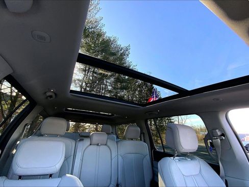 Certified 2024 Jeep Wagoneer 4WD w/ Premium Group I image 13