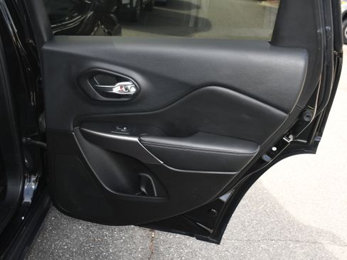 Used 2019 Jeep Cherokee Latitude Plus image 19