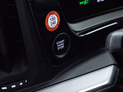 Certified 2025 Porsche Cayenne AWD/4WD image 28