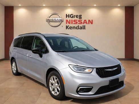 Used 2024 Chrysler Pacifica Touring-L FWD image 5