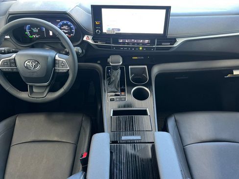 Used 2025 Toyota Sienna XLE Woodland Edition AWD/4WD image 10