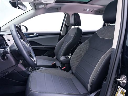 Used 2023 Volkswagen Taos SE w/ Panoramic Sunroof Package FWD image 7
