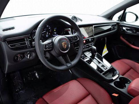Certified 2025 Porsche Macan image 4