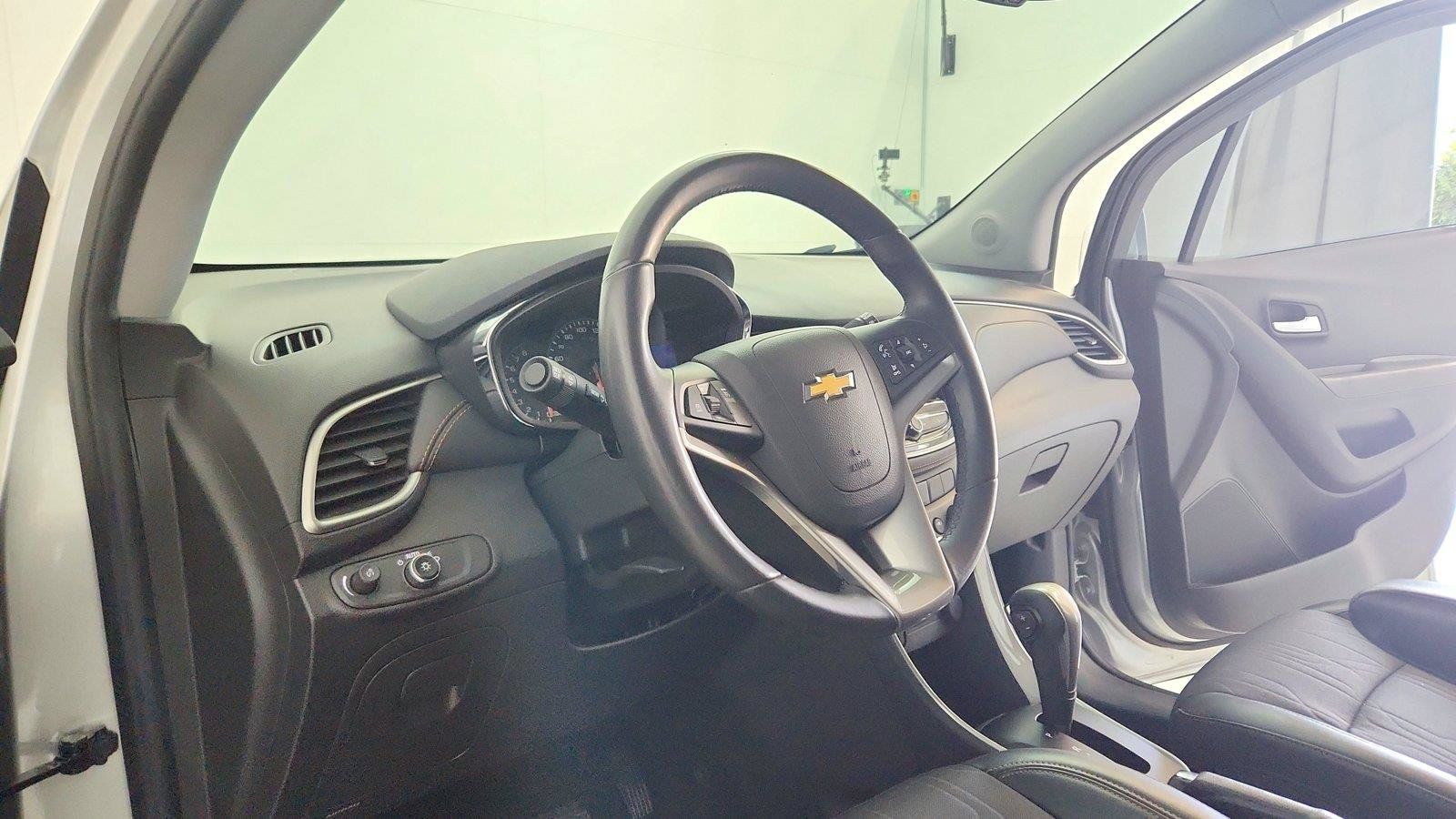 Used 2020 Chevrolet Trax LT w/ LT Convenience Package FWD image 13
