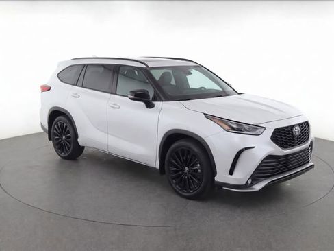 Used 2024 Toyota Highlander XSE FWD image 2