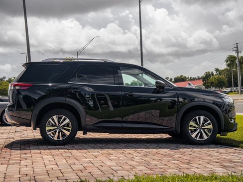 Used 2025 Nissan Pathfinder SL AWD/4WD image 6