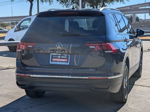 Used 2023 Volkswagen Tiguan SE w/ Panoramic Sunroof Package FWD image 4