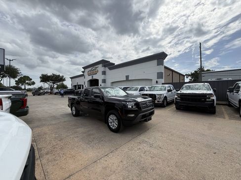 Used 2024 Nissan Frontier SV w/ Technology Package RWD image 42