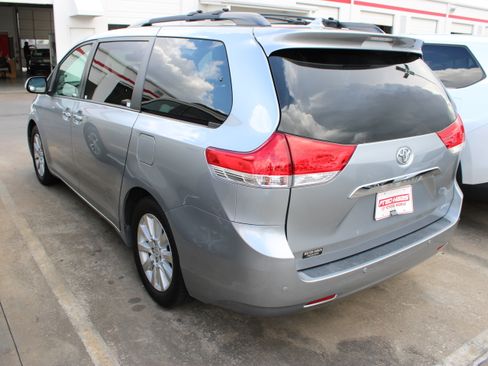 Used 2013 Toyota Sienna Limited w/ Advanced Technology Pkg FWD image 8
