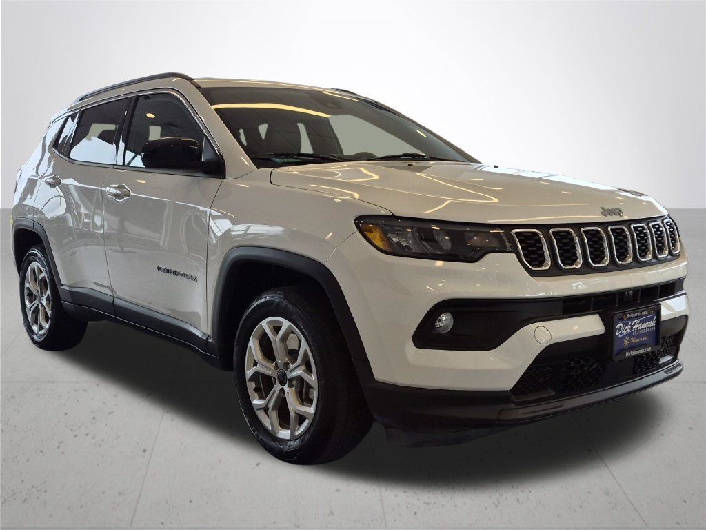 Used 2025 Jeep Compass Latitude AWD/4WD image 5