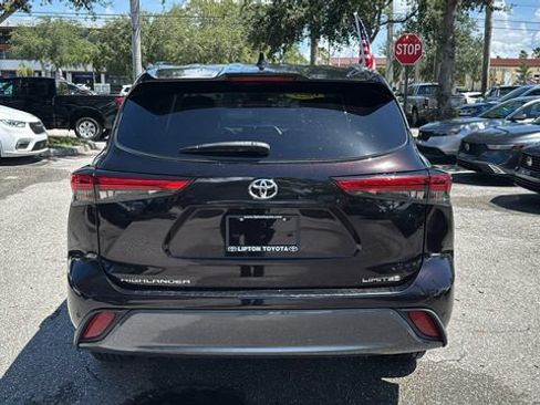 Used 2021 Toyota Highlander Limited FWD image 6