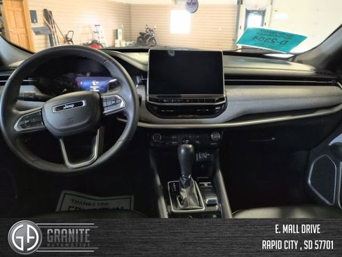 Used 2024 Jeep Compass Latitude AWD/4WD image 12