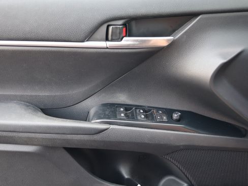 Used 2018 Toyota Camry LE w/ Convenience Package FWD image 12