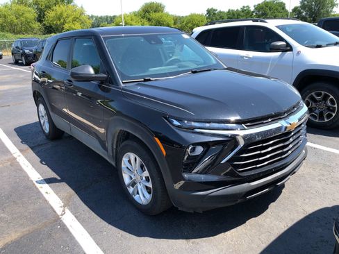 Used 2025 Chevrolet TrailBlazer LS w/ LS Convenience Package FWD image 3