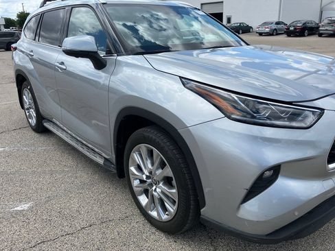Used 2024 Toyota Highlander Limited FWD image 3