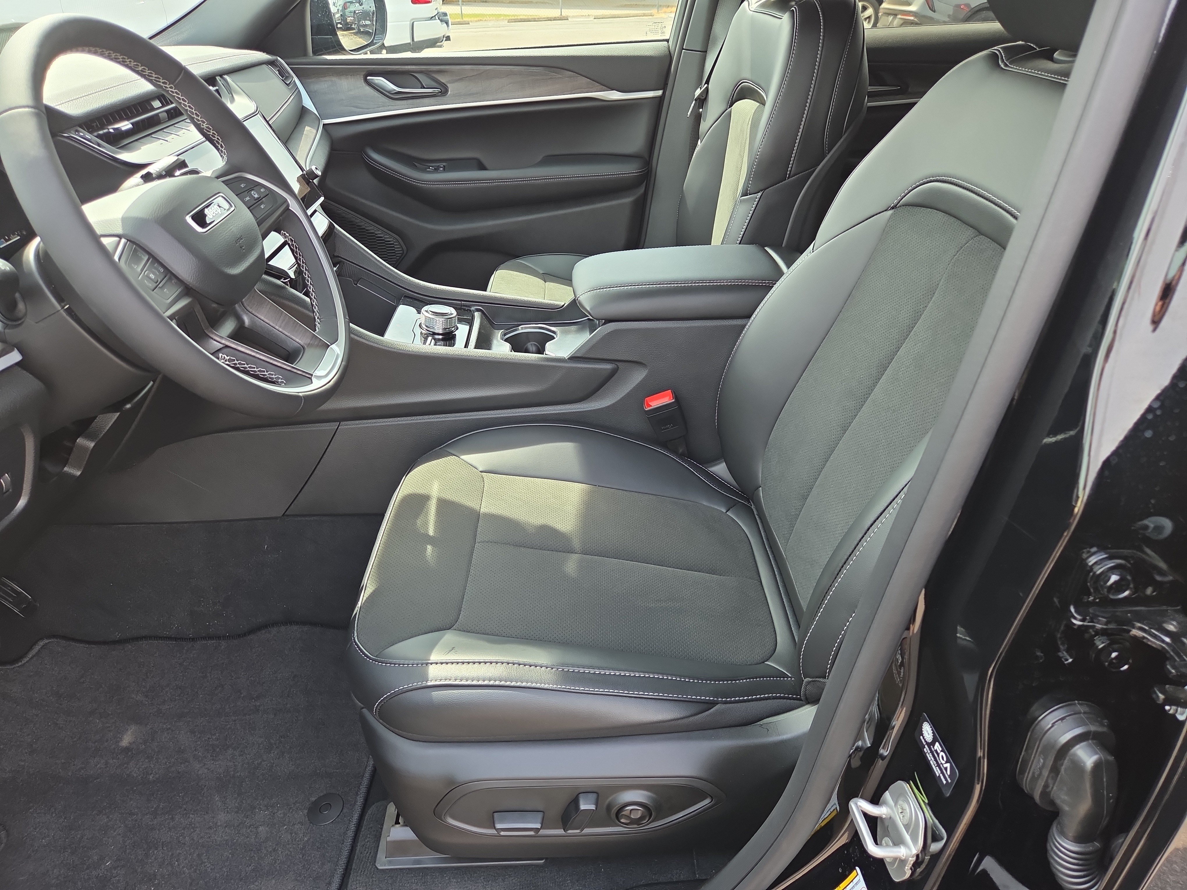 New 2027 Jeep Grand Cherokee 4WD image 4