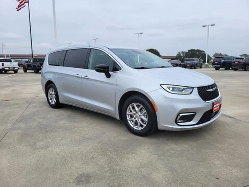 Used 2024 Chrysler Pacifica Touring-L image 7