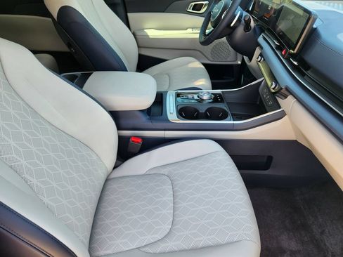 New 2026 Kia Carnival EX FWD image 13