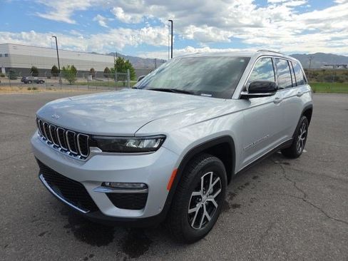 Used 2025 Jeep Grand Cherokee Limited w/ Luxury Tech Group II AWD/4WD image 8