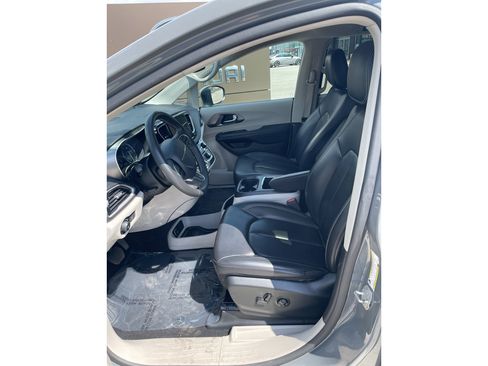 Used 2023 Chrysler Pacifica Touring-L image 15