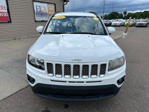 Used 2016 Jeep Compass Latitude FWD image 2