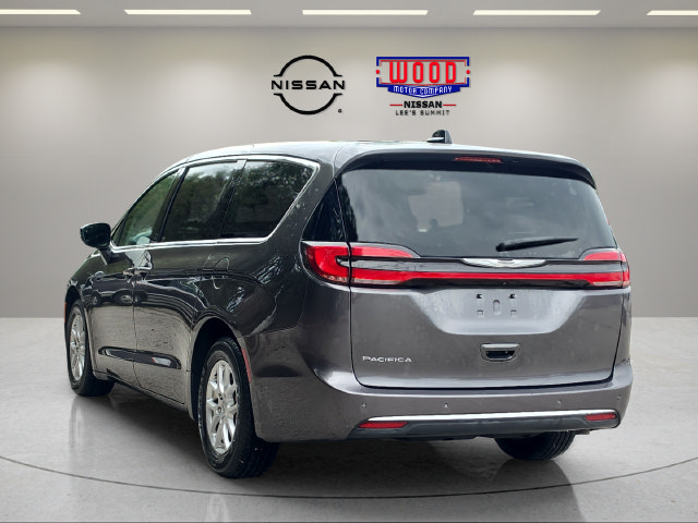 Used 2023 Chrysler Pacifica Touring-L FWD image 4