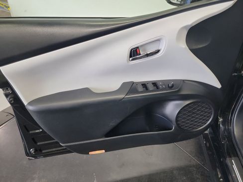 Used 2019 Toyota Prius XLE AWD/4WD image 13