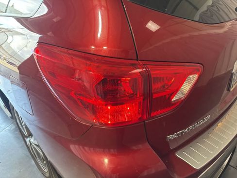 Used 2018 Nissan Pathfinder Platinum image 12