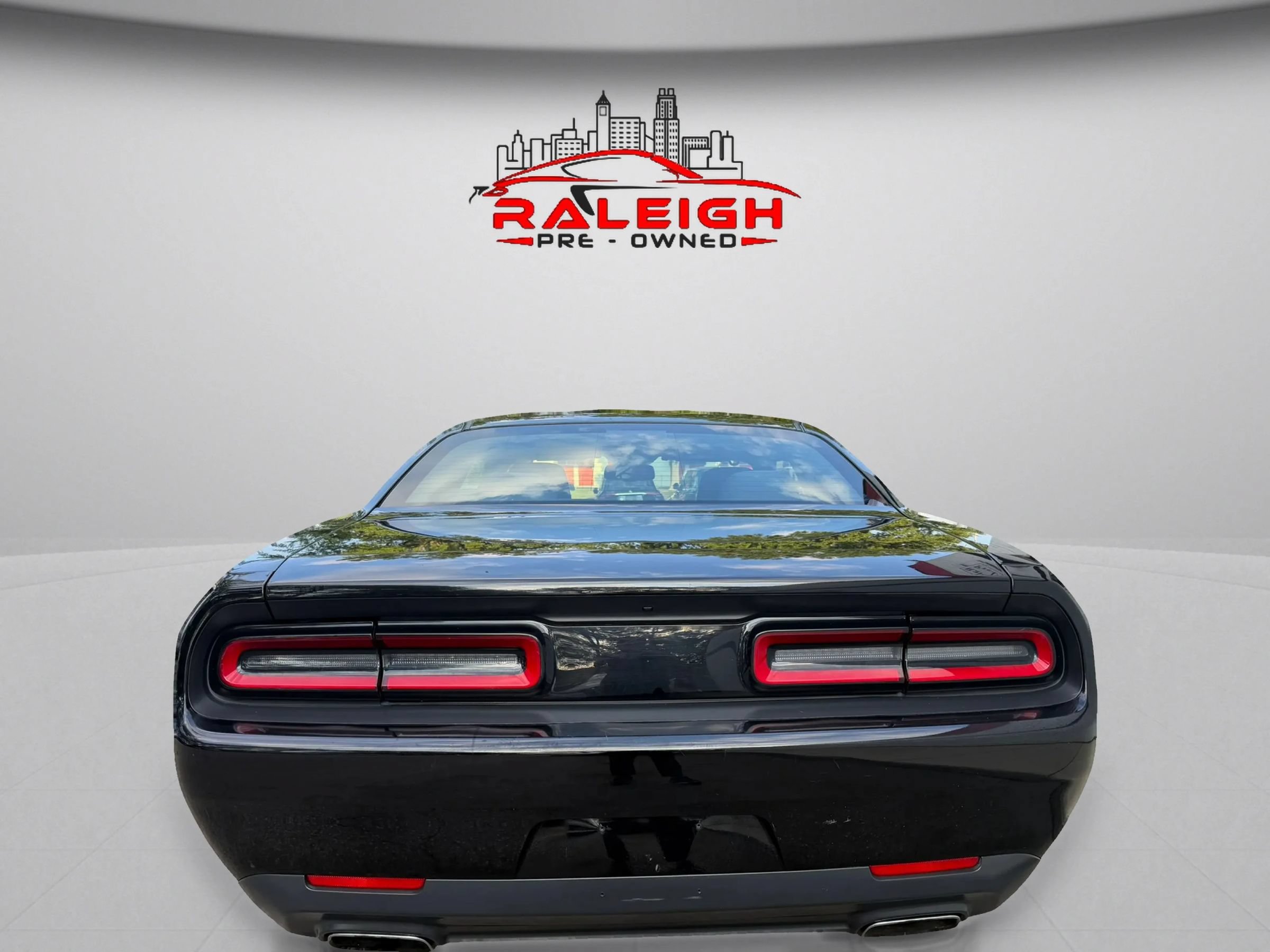 Used 2016 Dodge Challenger SXT RWD image 6