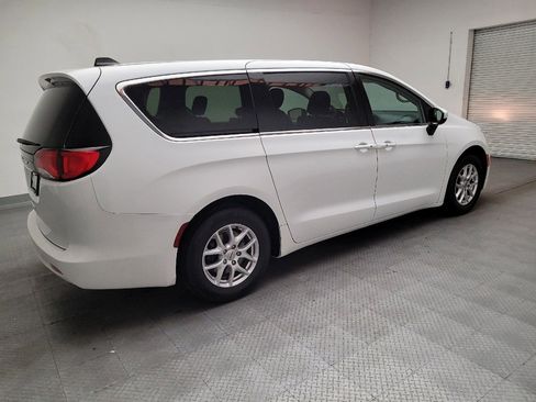 Used 2022 Chrysler Voyager LX image 10