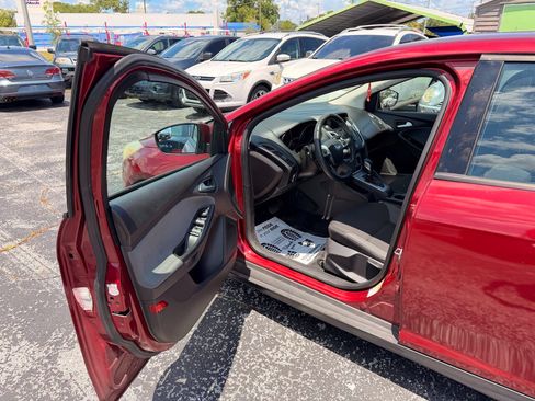 Used 2014 Ford Focus SE FWD image 9