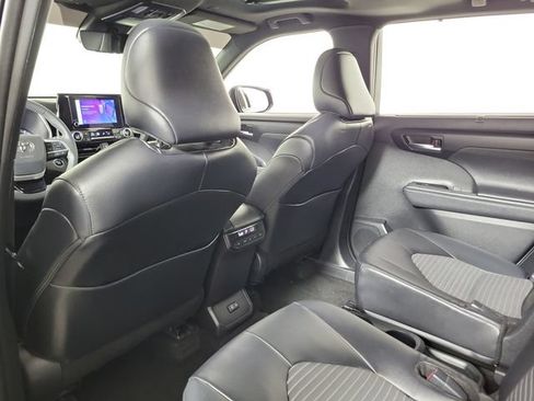 Used 2024 Toyota Highlander XSE FWD image 11