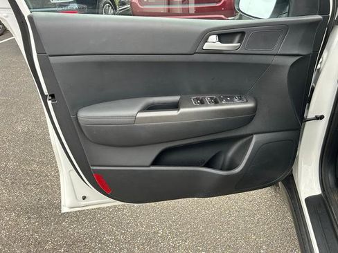 Used 2022 Kia Sportage LX image 11