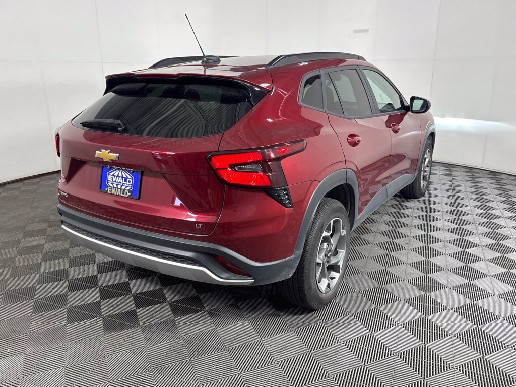 Used 2025 Chevrolet Trax LT FWD image 9