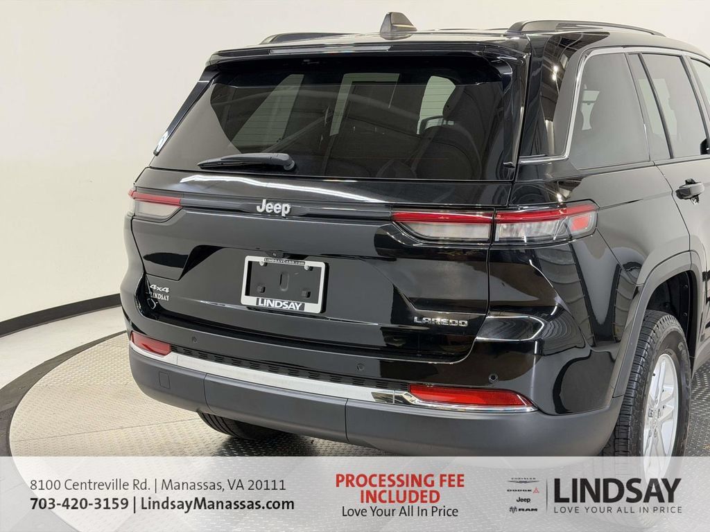 Used 2023 Jeep Grand Cherokee Laredo AWD/4WD image 10
