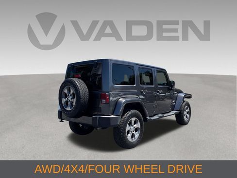 Used 2018 Jeep Wrangler Unlimited Sahara w/ Connectivity Group AWD/4WD image 5